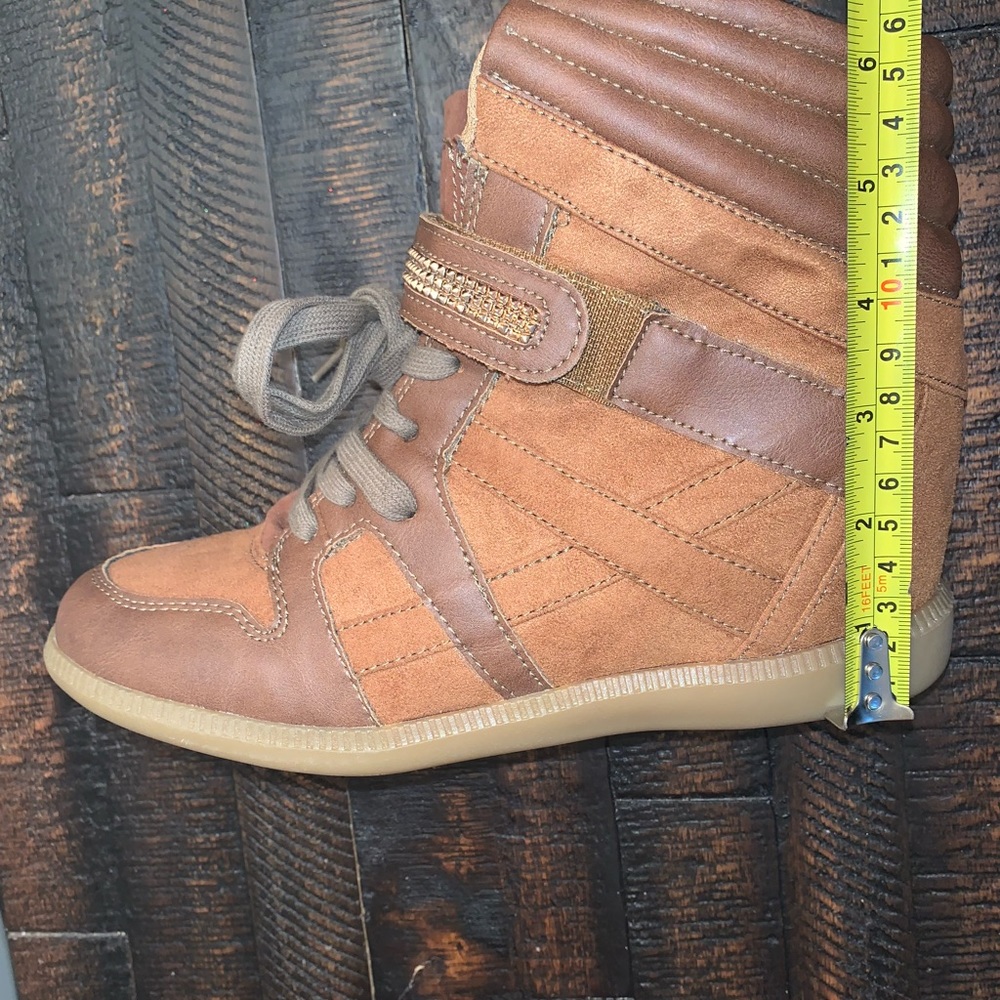 Pre-loved. Minimal wear. Please enlarge pictures to view. - Picture 12 of 13